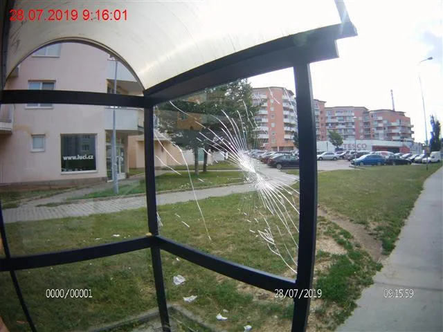 rozbitá zastávka