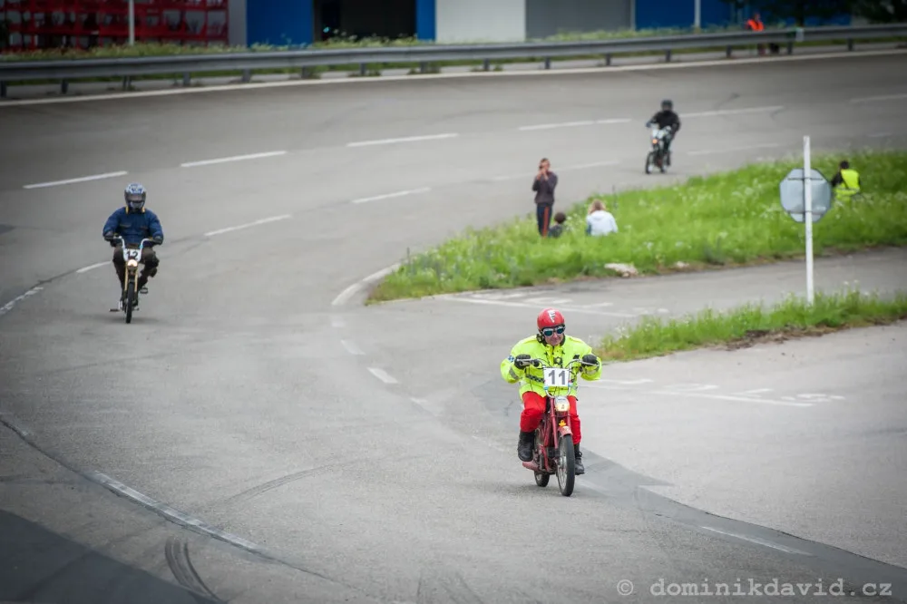 Závod mopedů
