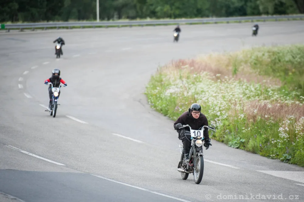 Závod mopedů