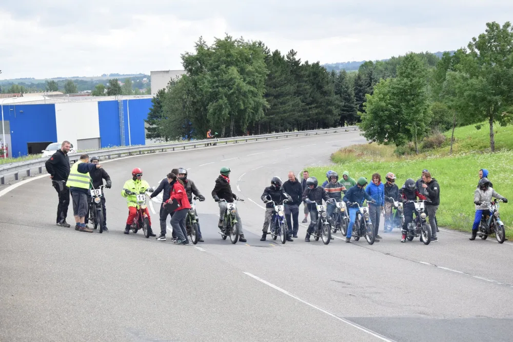 Závod mopedů