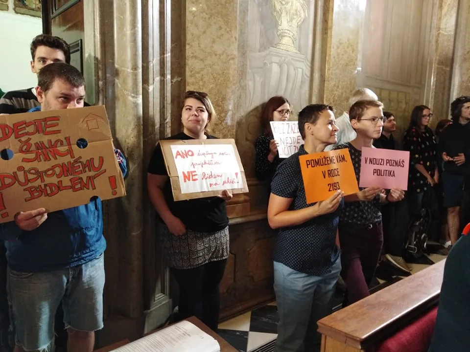 Stovka lidí přišla žádat o navýšení bytů