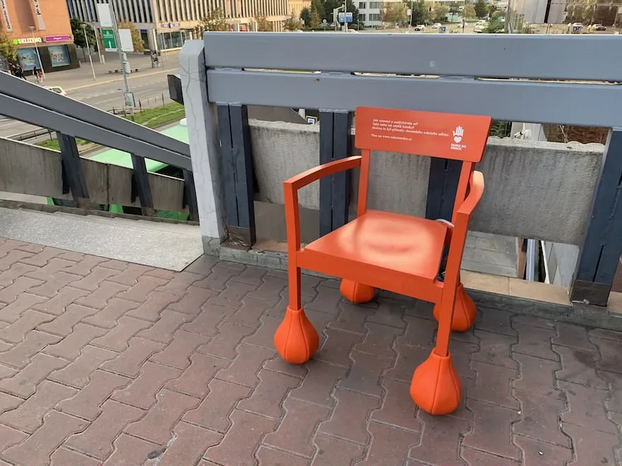 Oranžové židle s boulemi zaplavily centrum Brna.