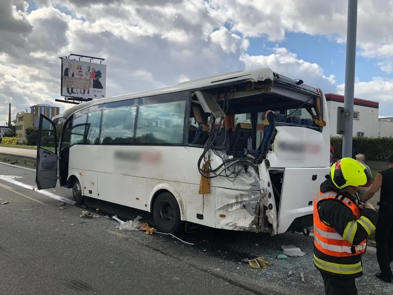 Při srážce autobusu s kamiónem zemřela jedna cestující