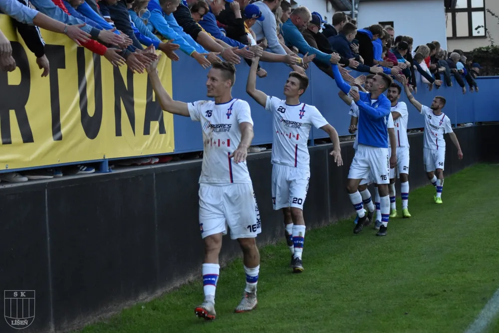 Hráči Líšně při děkovačce fanouškům