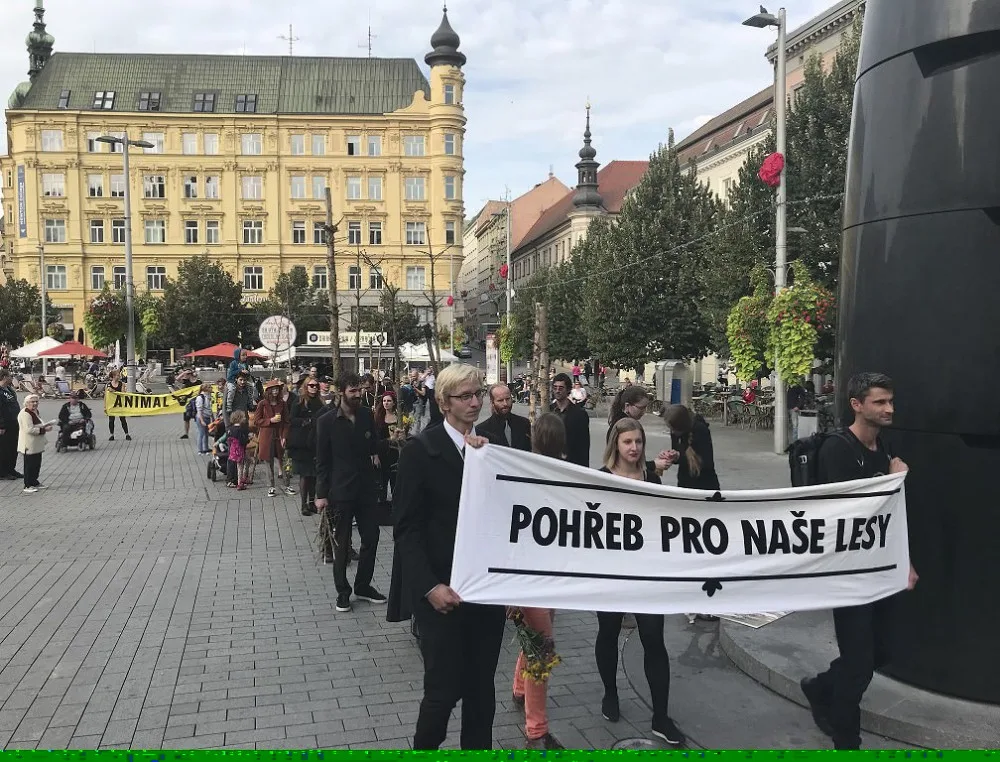 Průvod vedle přes Masarykovu třídu až na Moravské náměstí.