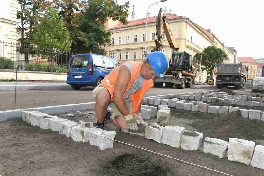 Na Gorkého přibydou parkovací místa a stromy, zástupci města vyslechli autory petice