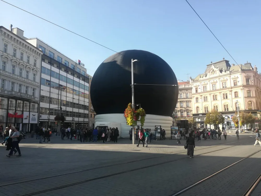 Projekce je na náměstí Svobody zdarma