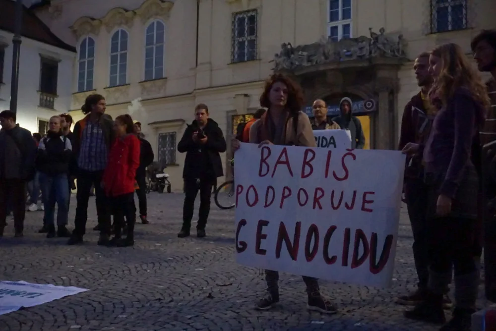 Jedním z hlavních důvodů demonstrace je podpora turecké ofenzívy Andrejem Babišem.