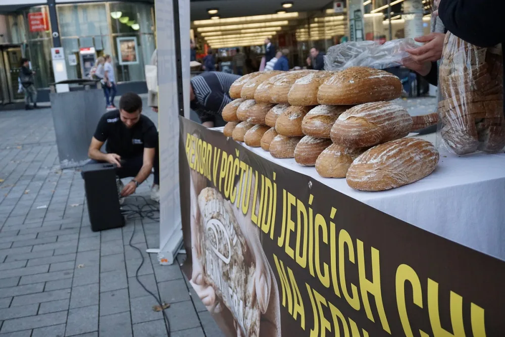 Na náměstí čekala na účastník velká kupa bochníků.