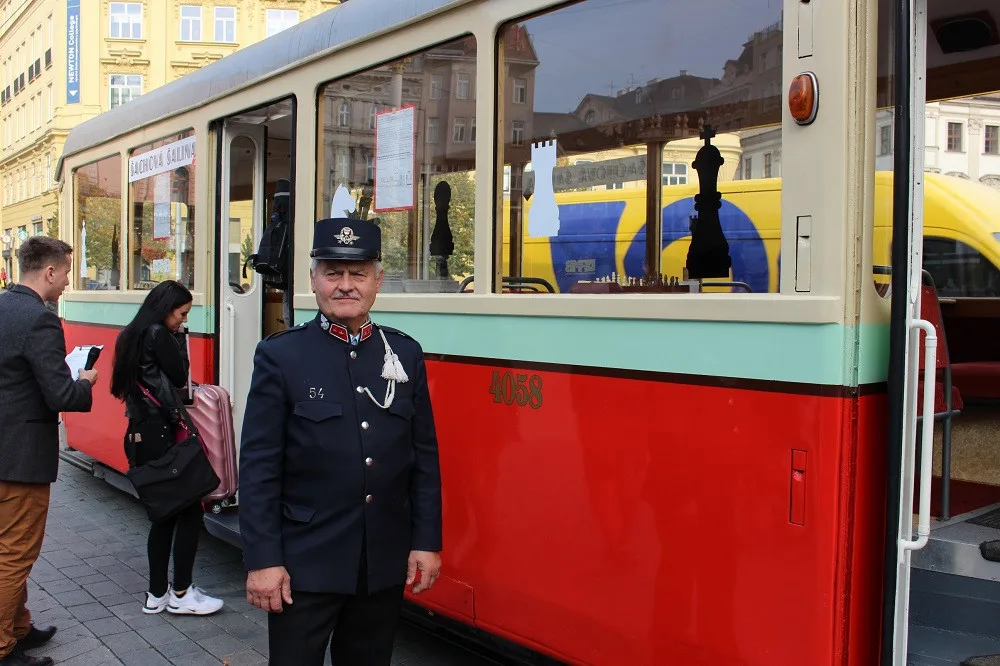 Zahrát si šachy v šalině? To můžete jedině v Brně