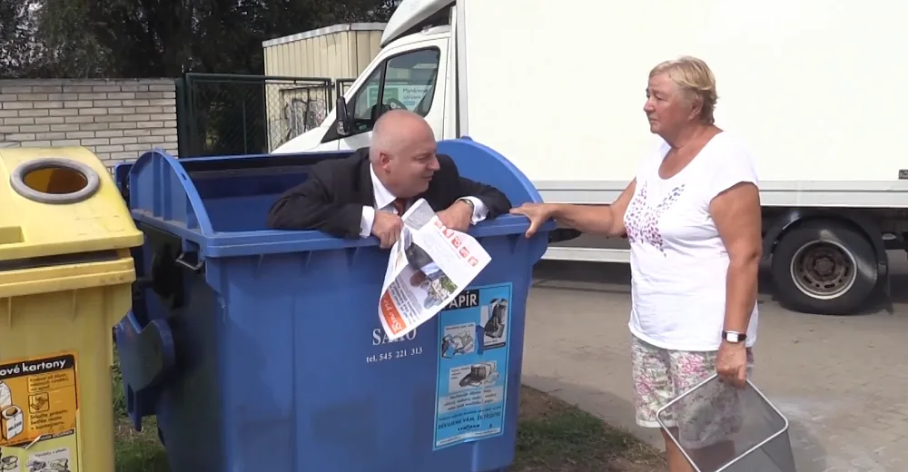 Oliver Pospíšil v popelnici