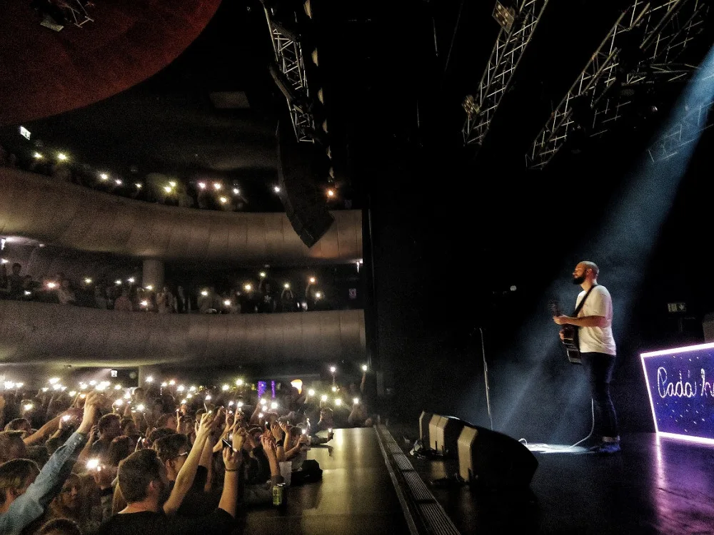 Přesně takhle vypadalo Sono u emotivních písní. Lidé se světlem nad hlavou a písní na rtech. Zdroj: Adam Grünwald (Instagram: @grinwi)