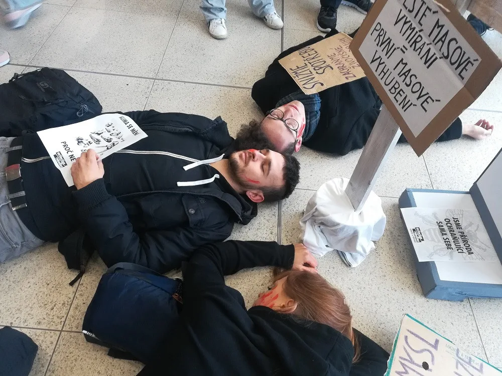 Aktivisté demonstrativně zemřeli v OC Letmo v Brně
