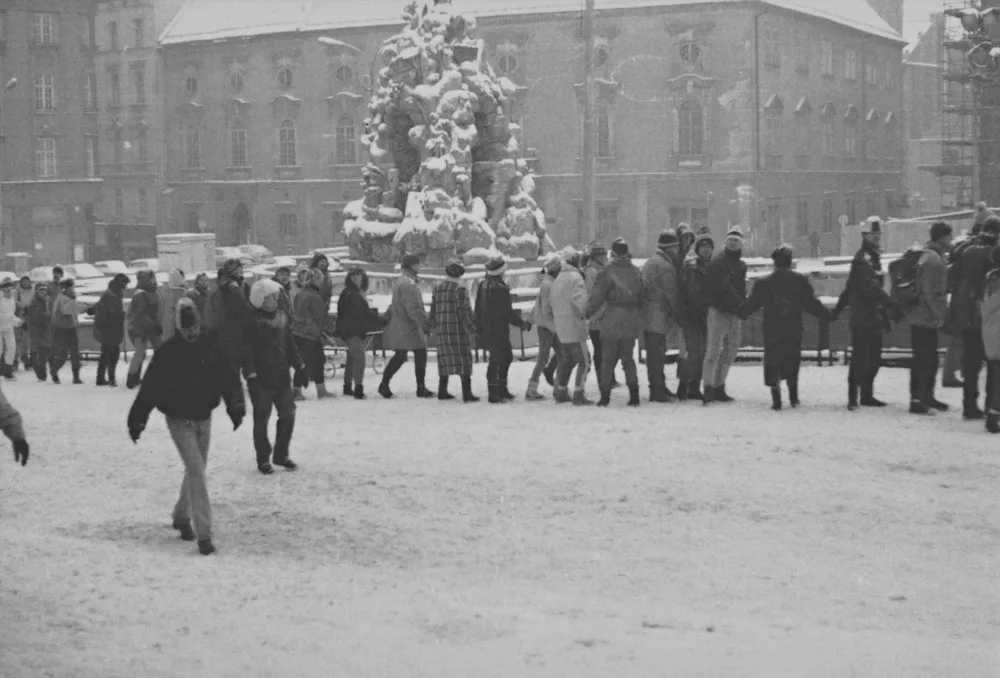 Řetěz z rukou 1989