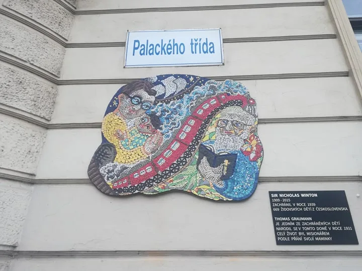 Pamětní deska sira Nicholase Wintona v Brně
