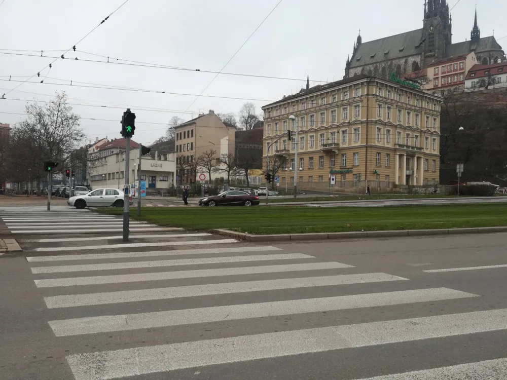 Přechod u křižovatky Nádražní, Nových sadů a Hybešovy