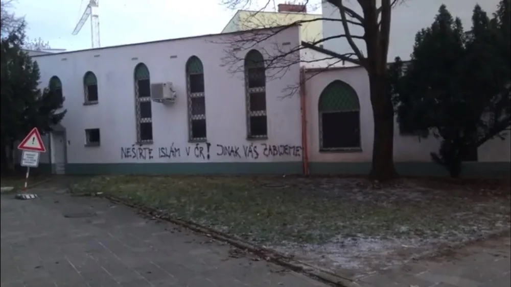 Posprejovaná mešita v Brně