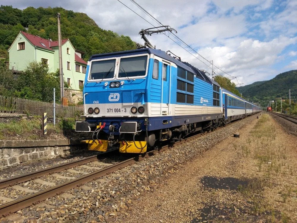 train-2732068_1280