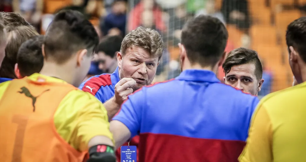 Tomáš Neumann dává pokyny svěřencům
