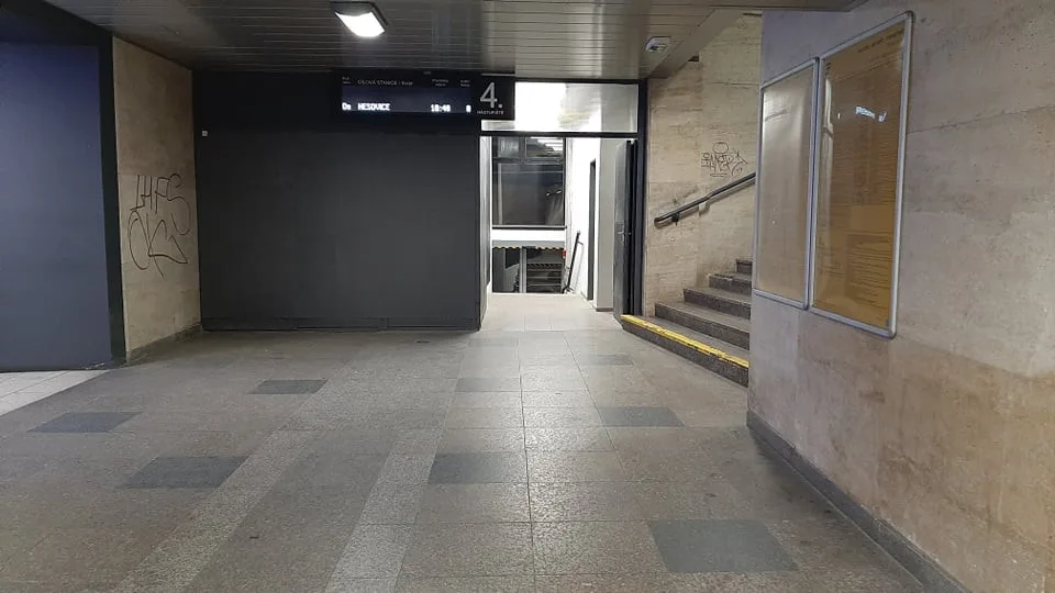 Průchod od nástupiště