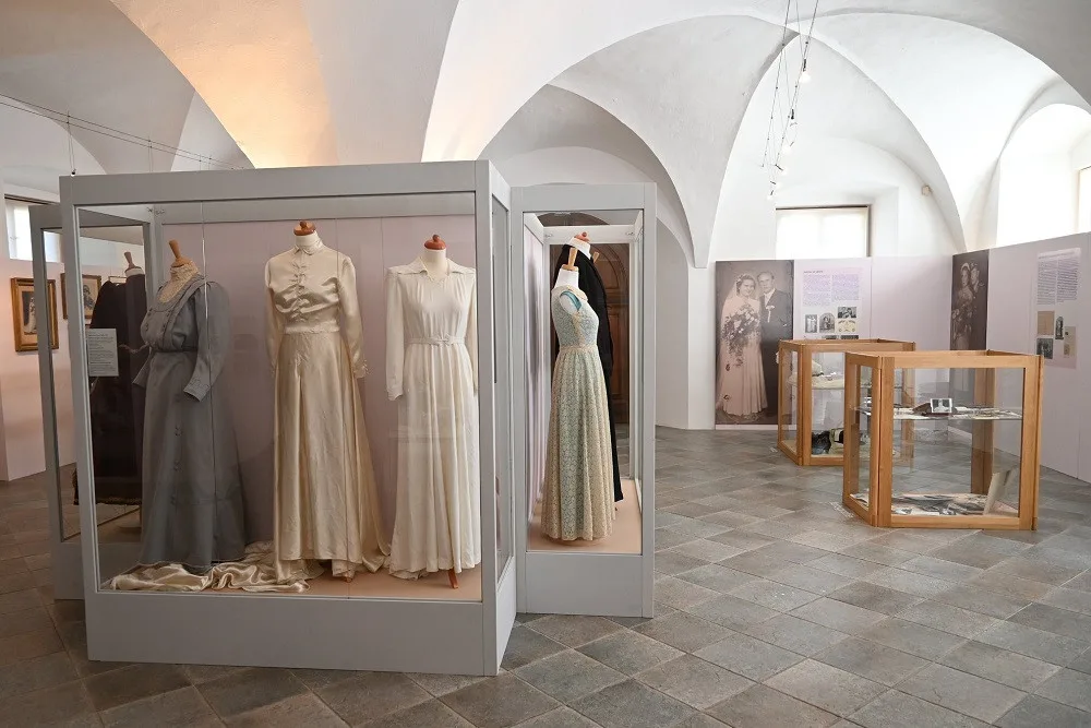 V ivančické galerii vystavují svatební šaty z minulého století