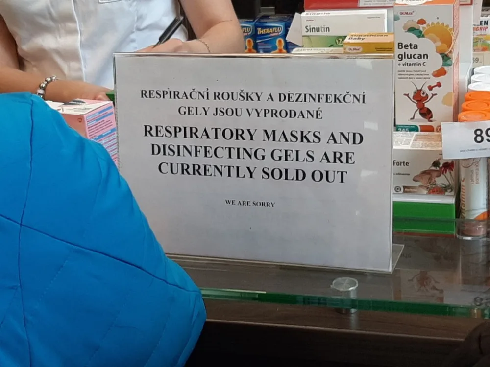 Ve většině lékáren roušky ani gely neseženete