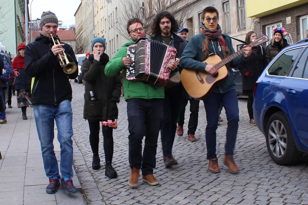 Muzikanti provázeli průvod