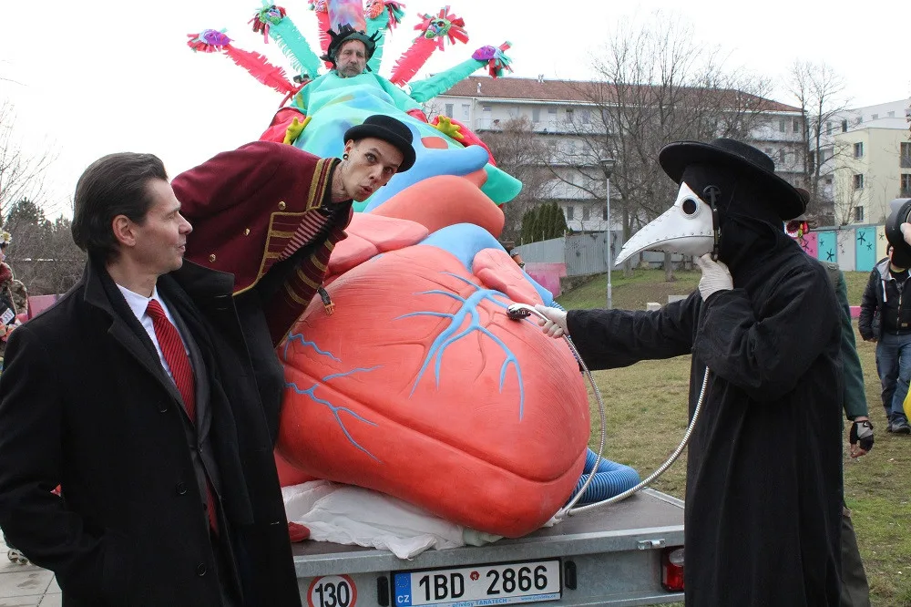Doktor vyšetřuje srdce krále masopustu