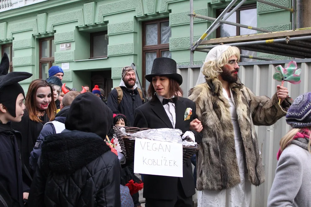 Originální dvojice nevěsty a ženicha nabízí občerstvení