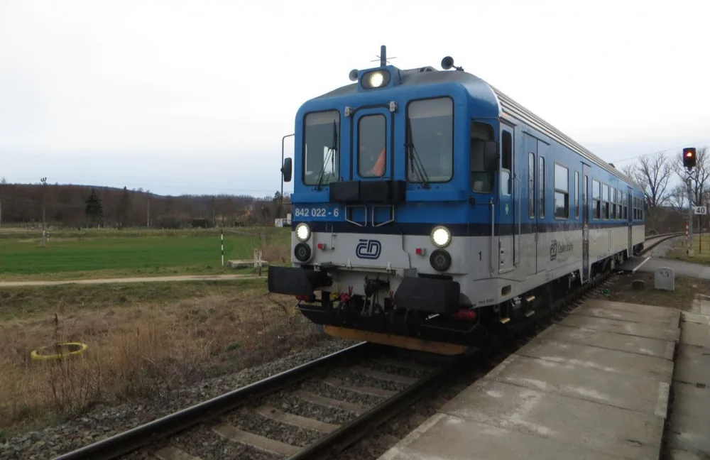 Pod vlak skočil muž za psem