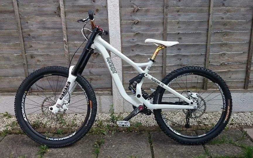 Sjezdový speciál značky COMMENCAL SUPREME FR V3