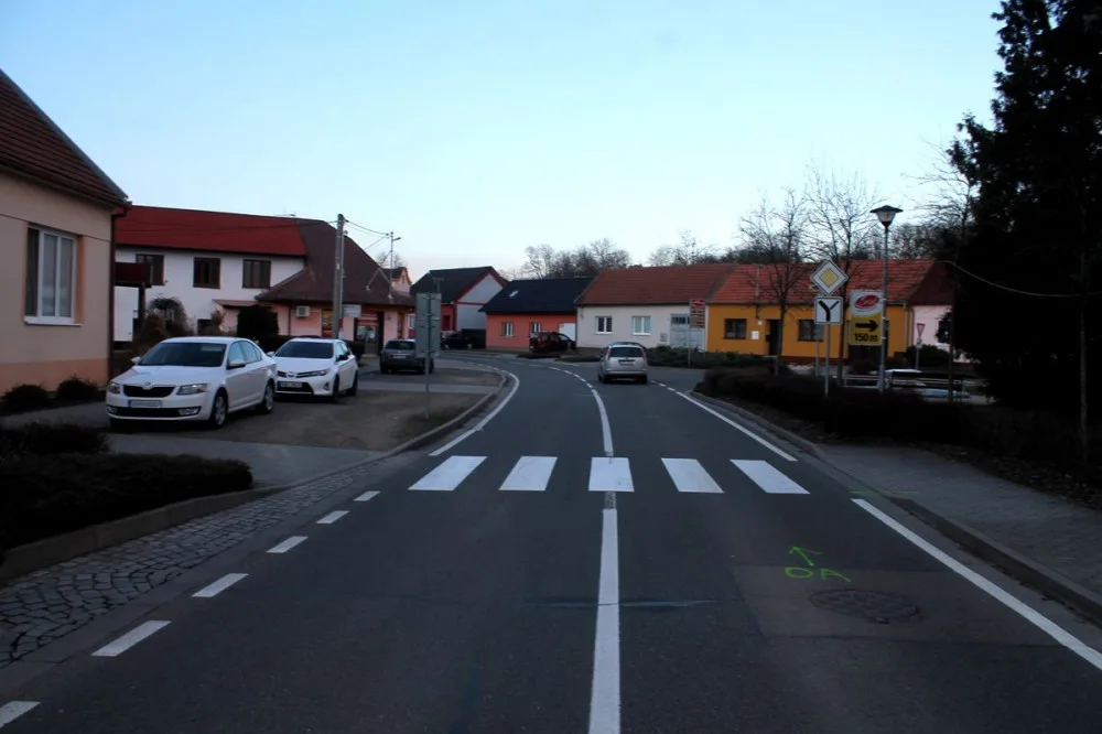 Křižovatka v obci Ježov, na které došlo ke srážce