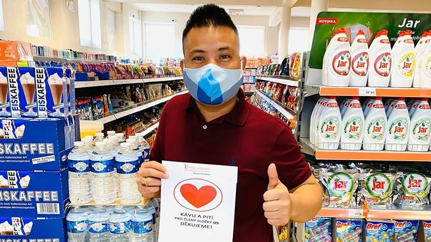 Občerstvení pro záchranné složky zdarma. Vietnamští prodavači vyjadřují svou podporu