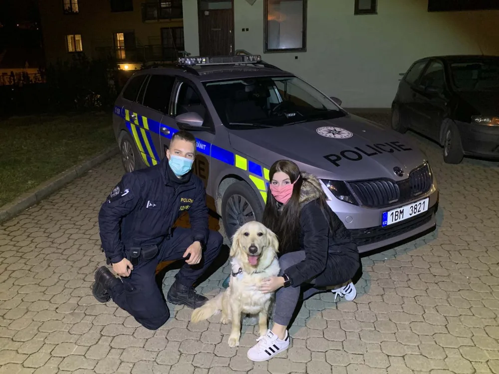 Šťastná panička s pejskem a policistou