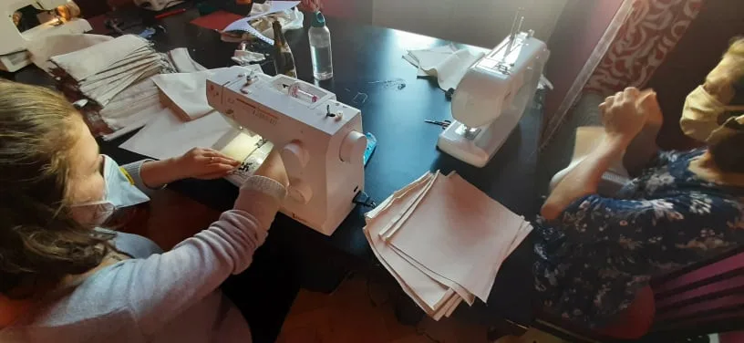 Dobrovolníci šijí roušky pro nemocnice a sociální pracovníky