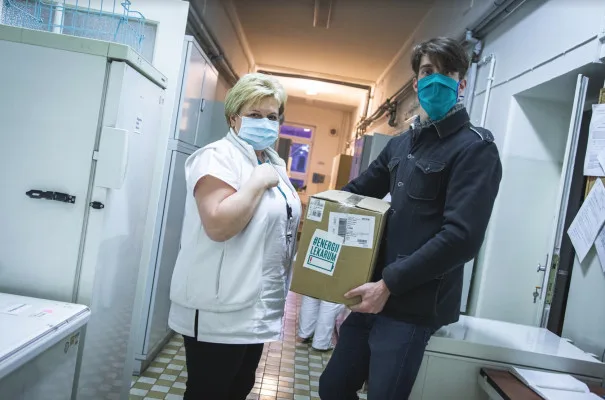 Lidé balíčky svačin pro doktory vykoupili během čtyřiceti hodin