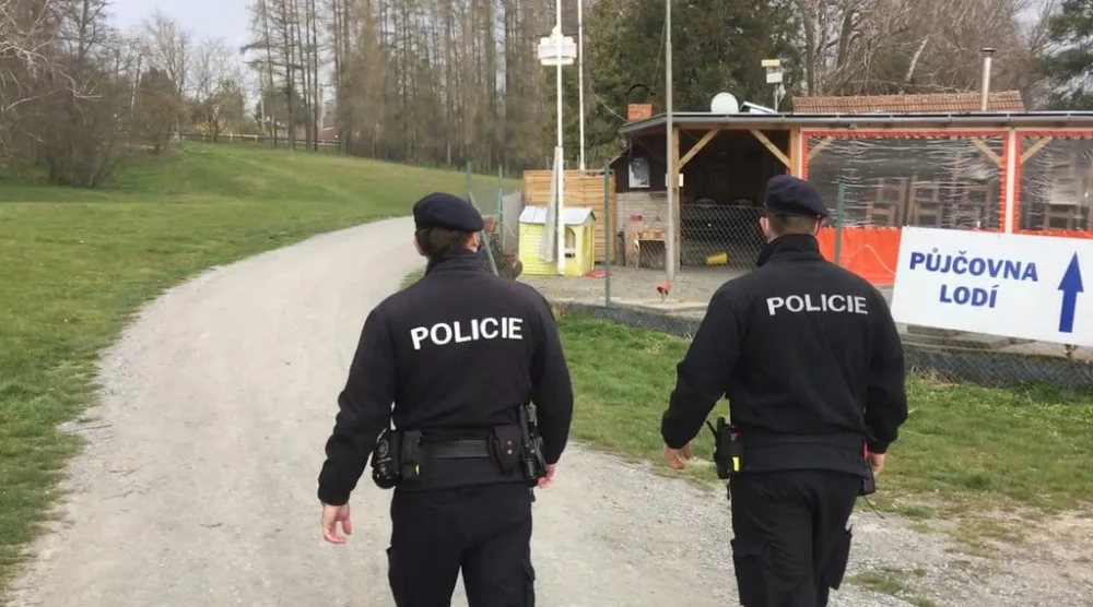 FOTO: Přehrada zůstala o víkendu poloprázdná, policisté chválí brňany za dodržování předpisů