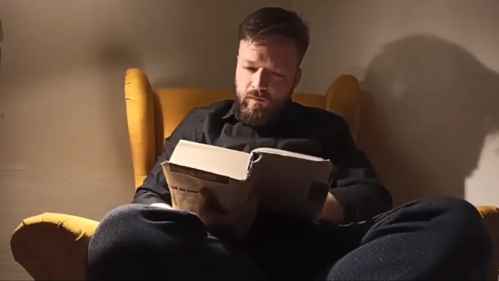 Lidé z divadla každý všední den živě vysílají předčítání z knihy Dekameron.