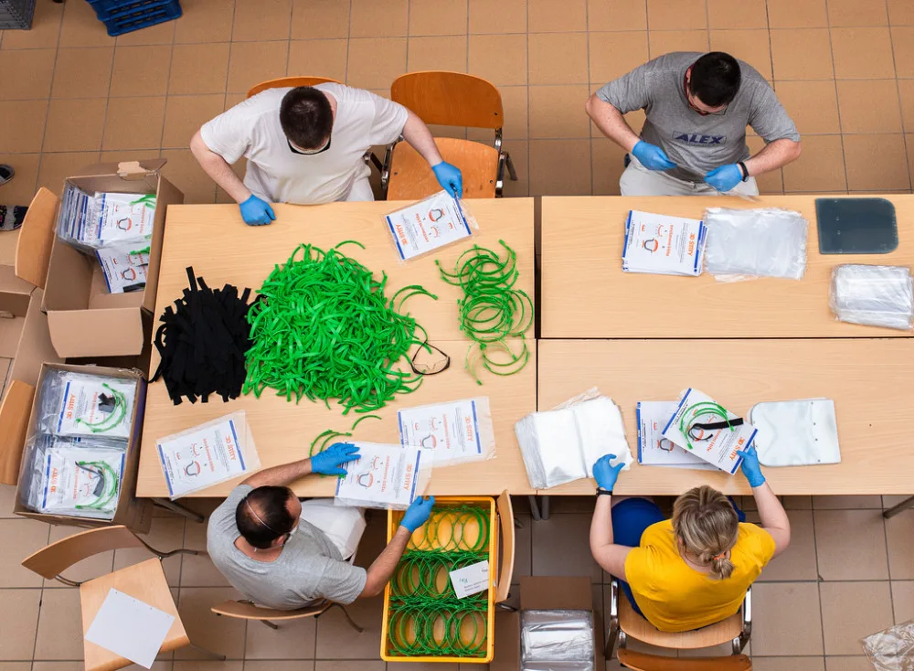 Díky spolupráci brněnského FabLab, CEITEC, VUT a magistrátu si nyní zdravotníci mohou zdarma objednávat tištěné ochranné štíty.