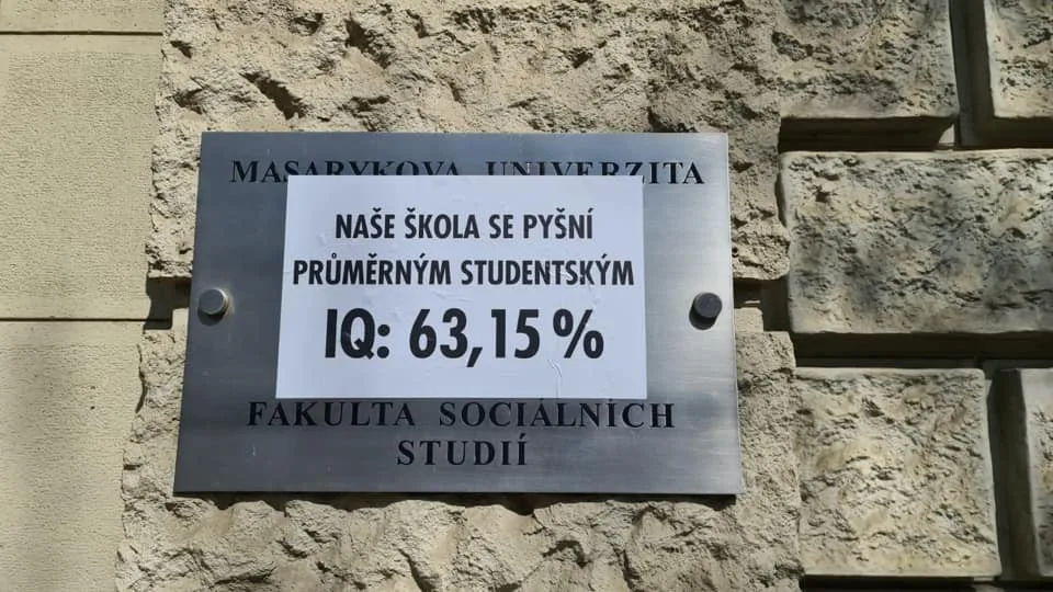 Fakultu sociálních studií v Brně zdobí nová cedule
