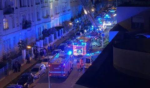 Při požáru bylo evakuováno ze dvou domů celkem 26 obyvatel.