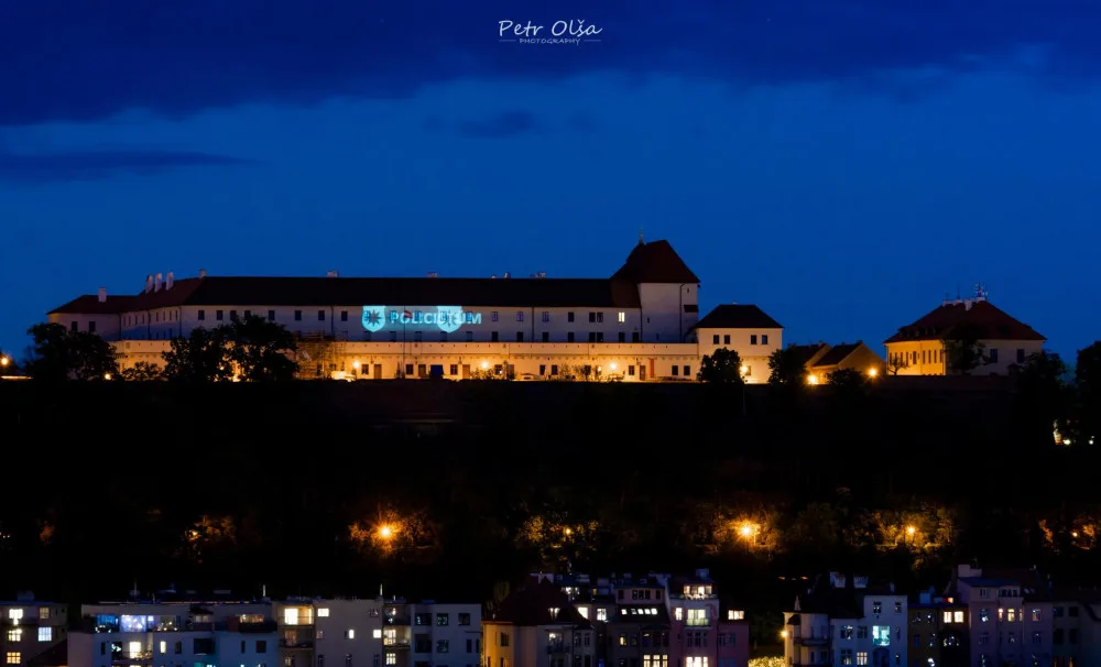 FOTO: Špilberk se rozsvítil na počest lidem, kteří přispěli ke zvládnutí pandemie koronaviru