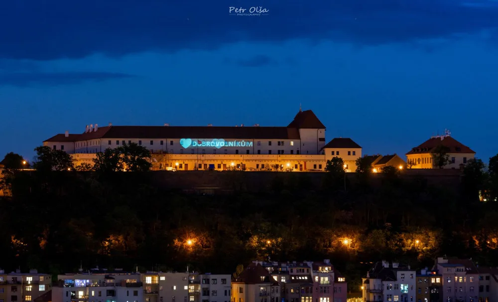 FOTO: Špilberk se rozsvítil na počest lidem, kteří přispěli ke zvládnutí pandemie koronaviru