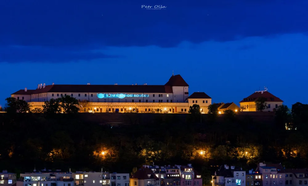 FOTO: Špilberk se rozsvítil na počest lidem, kteří přispěli ke zvládnutí pandemie koronaviru