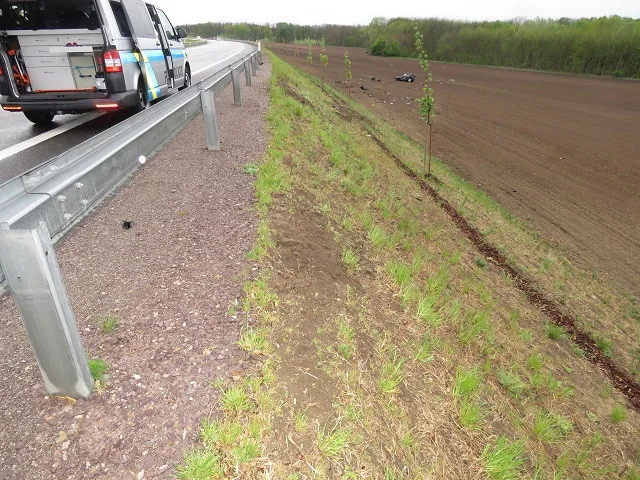 FOTO: Sešrotované auto ležící desítky metrů od silnice a řidič jen se škrábanci. Opilý mladík přežil vlastní smrt