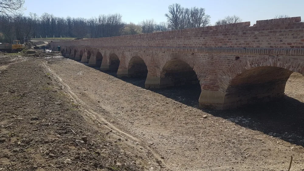 Historický most mezi vesnicemi Sedlec a Drasenhofen
