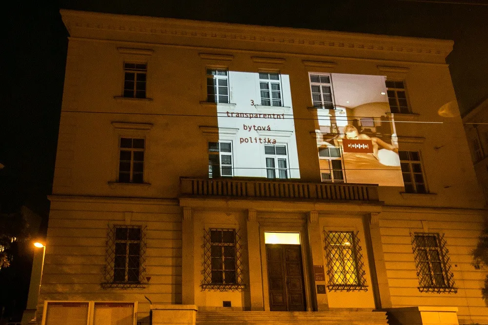 FOTO: Aktivisté promítali na budovu brněnského magistrátu porno