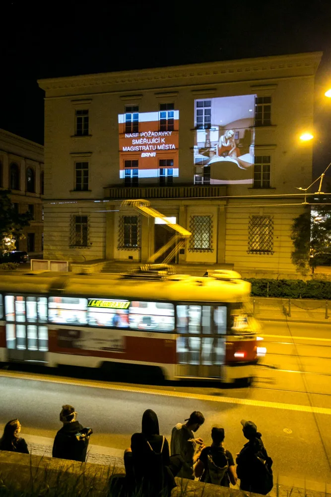 FOTO: Aktivisté promítali na budovu brněnského magistrátu porno