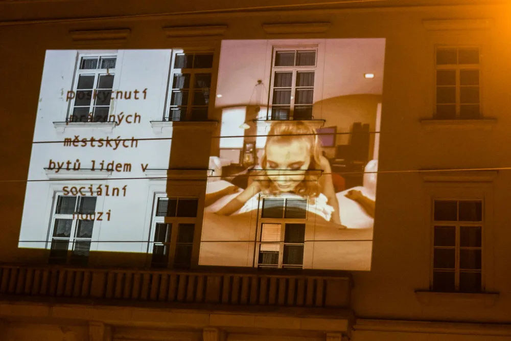 FOTO: Aktivisté promítali na budovu brněnského magistrátu porno