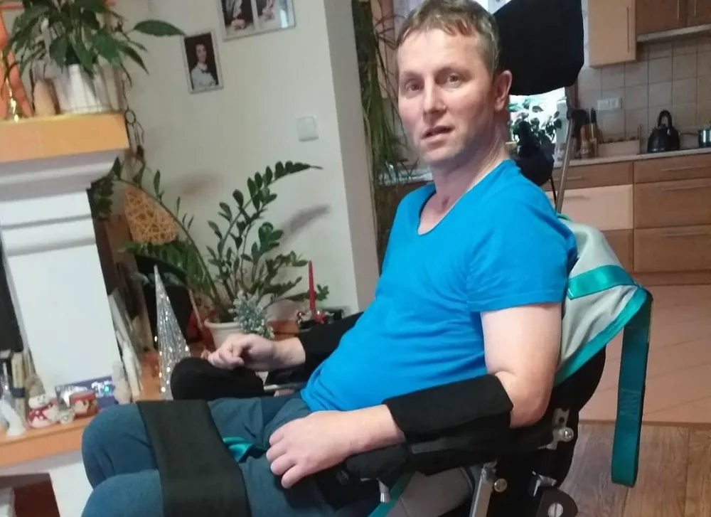 Bývalý záchranář skončil po mozkové příhodě na vozíku. Veřejná sbírka mu má pomoci zaplatit rehabilitace